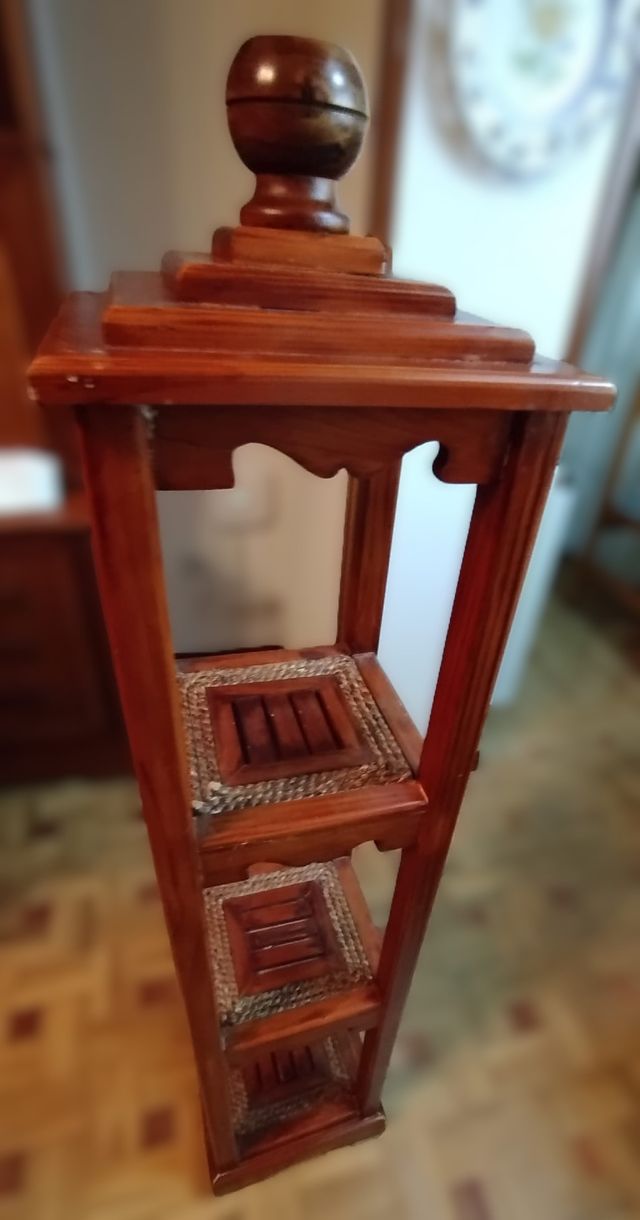 Estantería auxiliar madera y mimbre