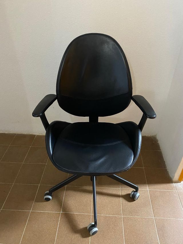 Silla Oficina Hattefjäll Efecto Piel Negra