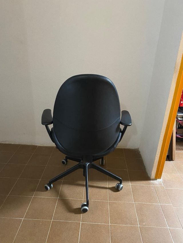 Silla Oficina Hattefjäll Efecto Piel Negra