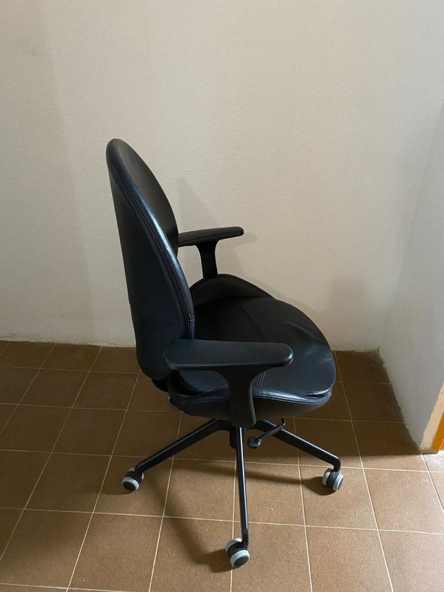 Silla Oficina Hattefjäll Efecto Piel Negra