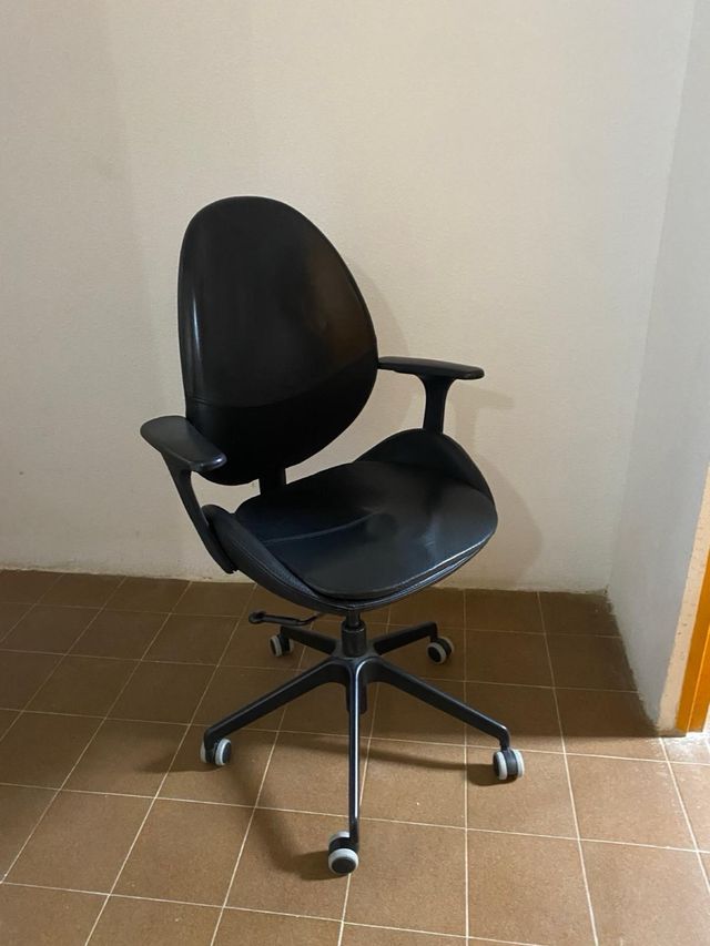 Silla Oficina Hattefjäll Efecto Piel Negra