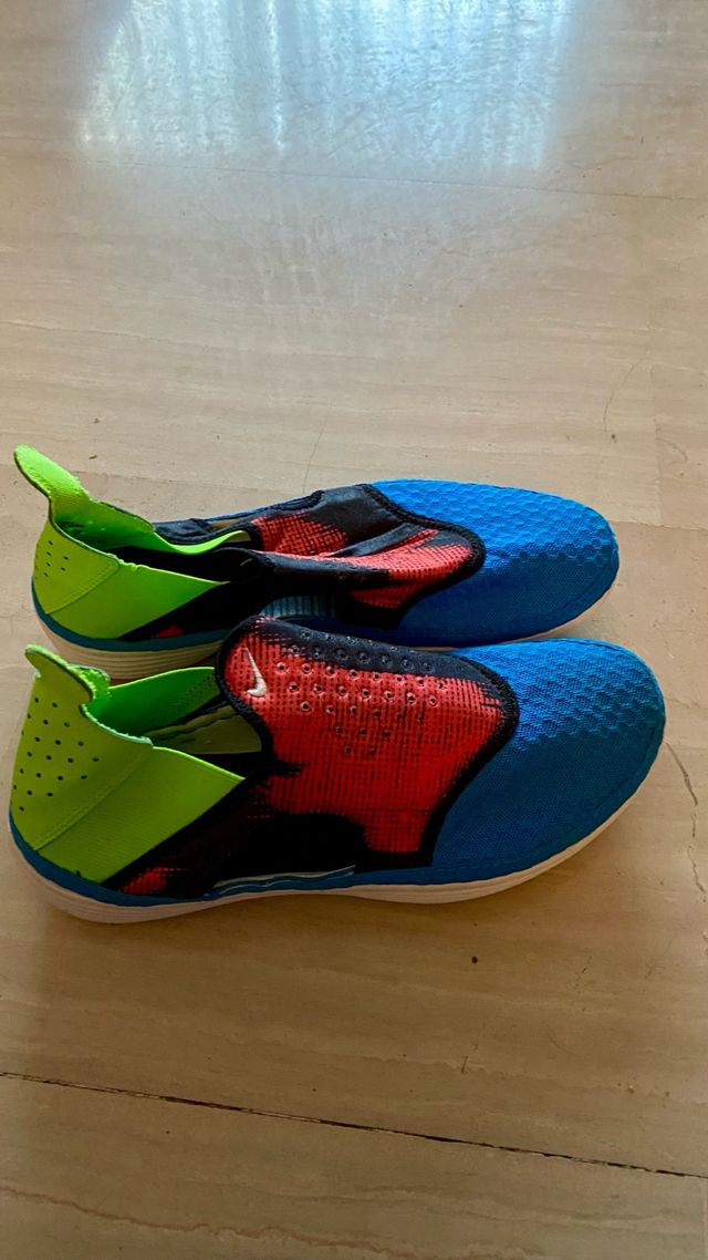 Zapatillas Nike cómodas azul, verde y rojo