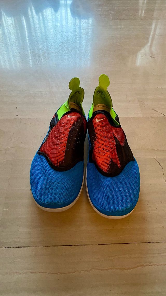 Zapatillas Nike cómodas azul, verde y rojo