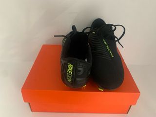 Botas de fútbol negras con tacos talla 36,5