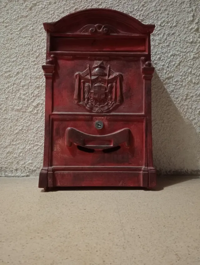 Buzón rojo con escudo