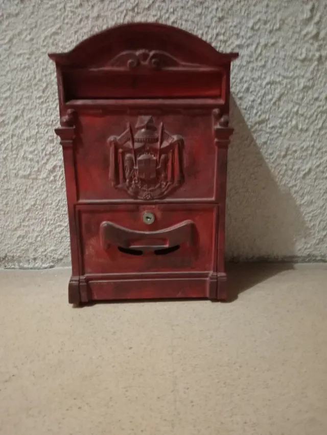 Buzón rojo con escudo