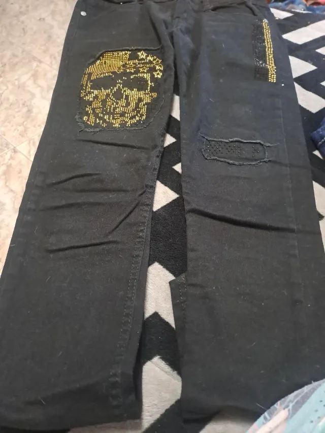 Tejanos negros con calavera dorada