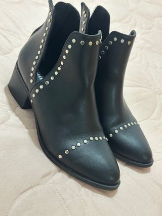 Botines negros con tachas