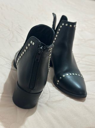 Botines negros con tachas