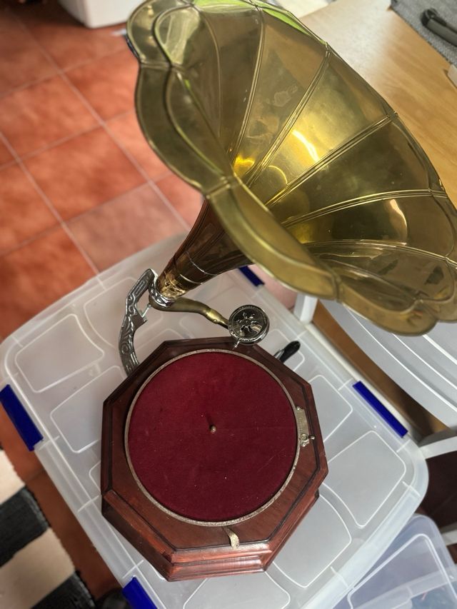 Gramófono antiguo madera y latón.