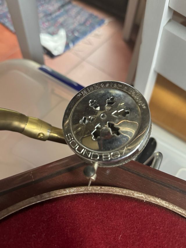 Gramófono antiguo madera y latón.