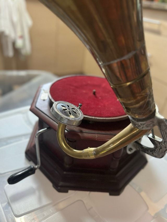 Gramófono antiguo madera y latón.