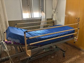 Cama articulada para mayores o enfermos