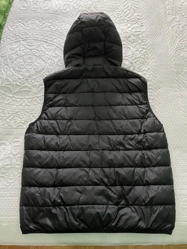 Chaleco acolchado negro con capucha