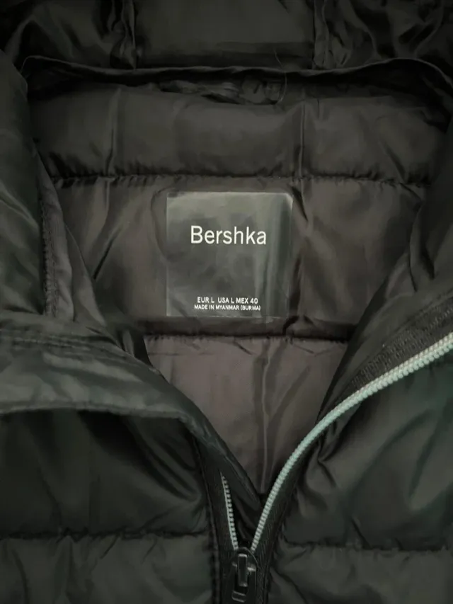 Chaleco acolchado negro con capucha