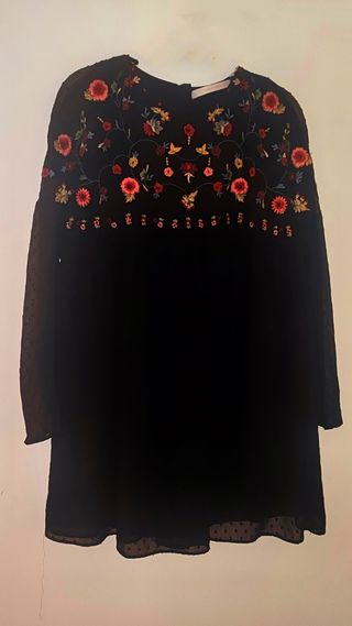 Vestido Zara bordado plumetí negro .