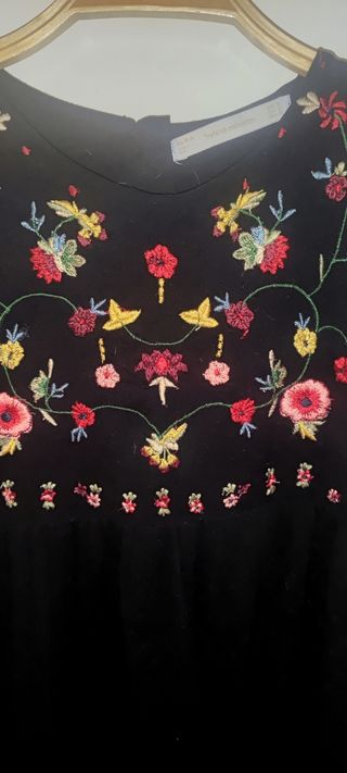 Vestido Zara bordado plumetí negro .