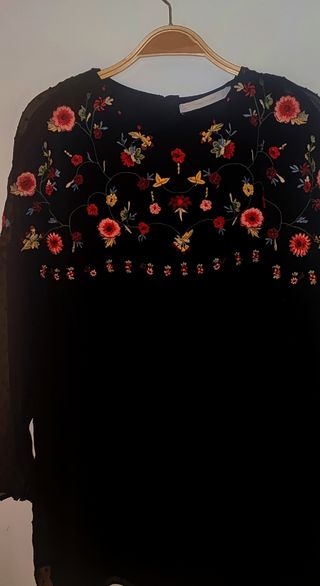 Vestido Zara bordado plumetí negro .