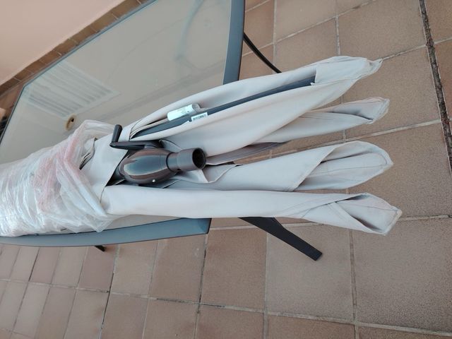 Mesa de terraza cristal y sombrilla