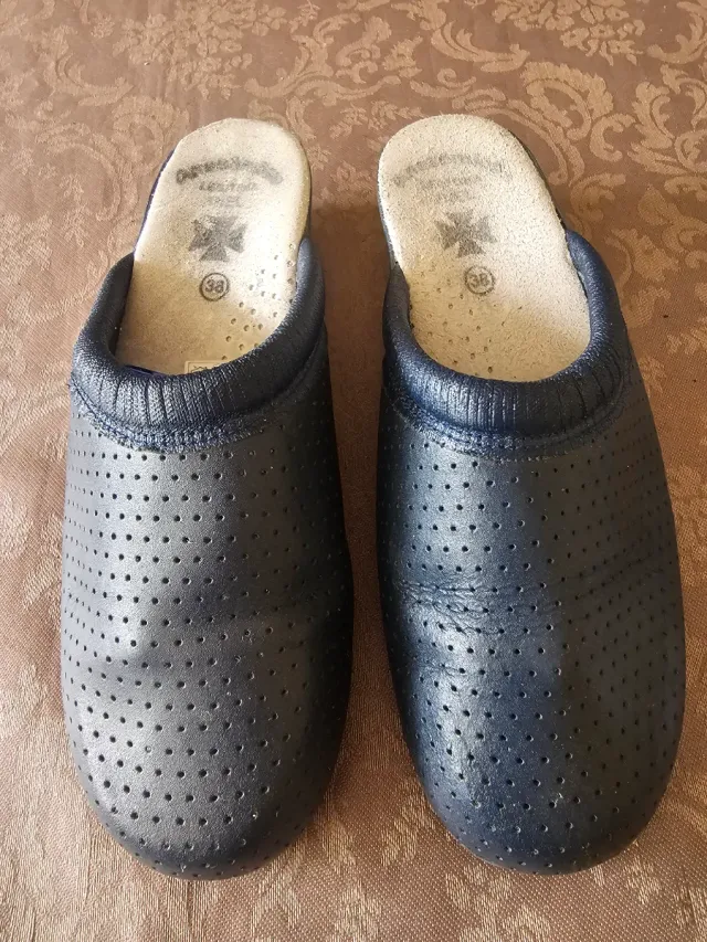 Zuecos azul marino talla 39