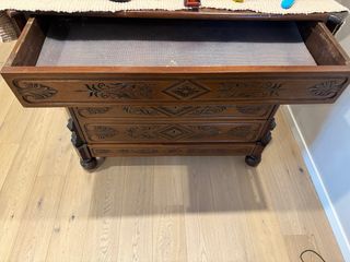 Cómoda antigua madera maciza tallada