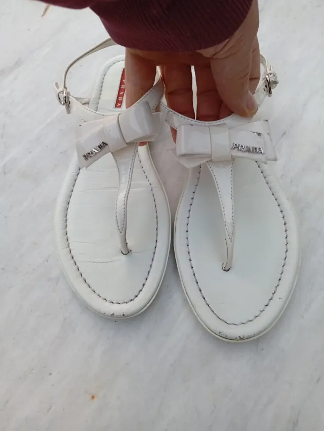 Sandali infradito Prada in pelle bianchi