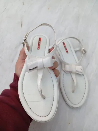 Sandali infradito Prada in pelle bianchi