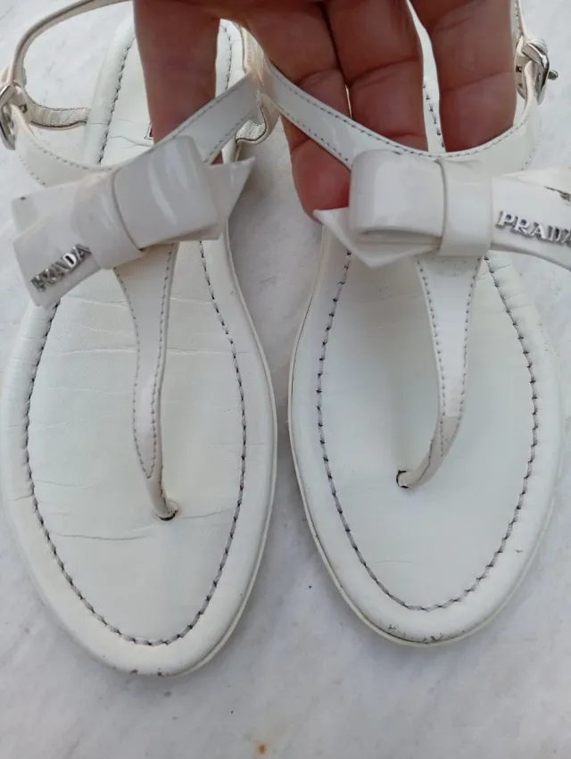 Sandali infradito Prada in pelle bianchi