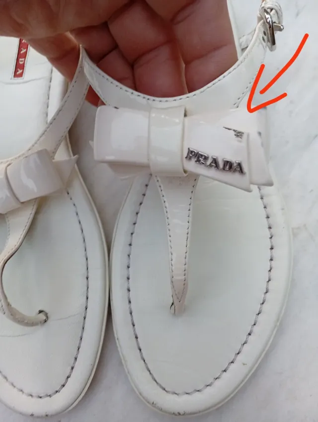 Sandali infradito Prada in pelle bianchi