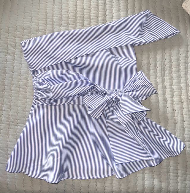 Blusa de rayas sin manga con lazo