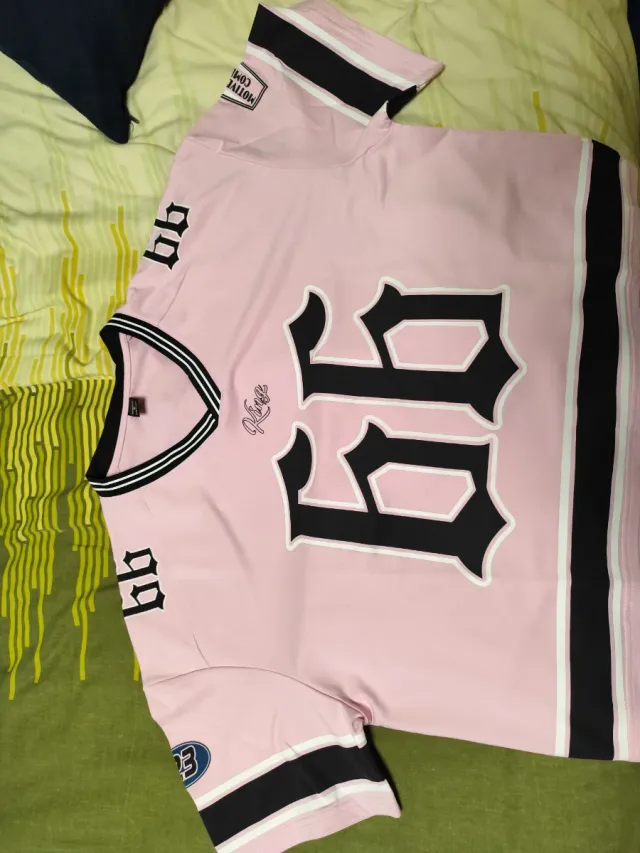 Camiseta rosa y negra cropped