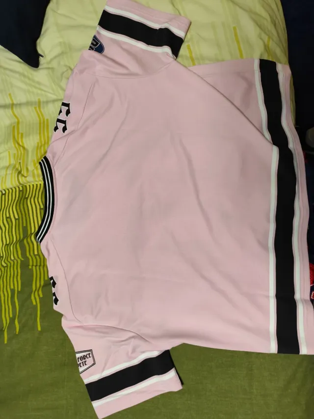 Camiseta rosa y negra cropped