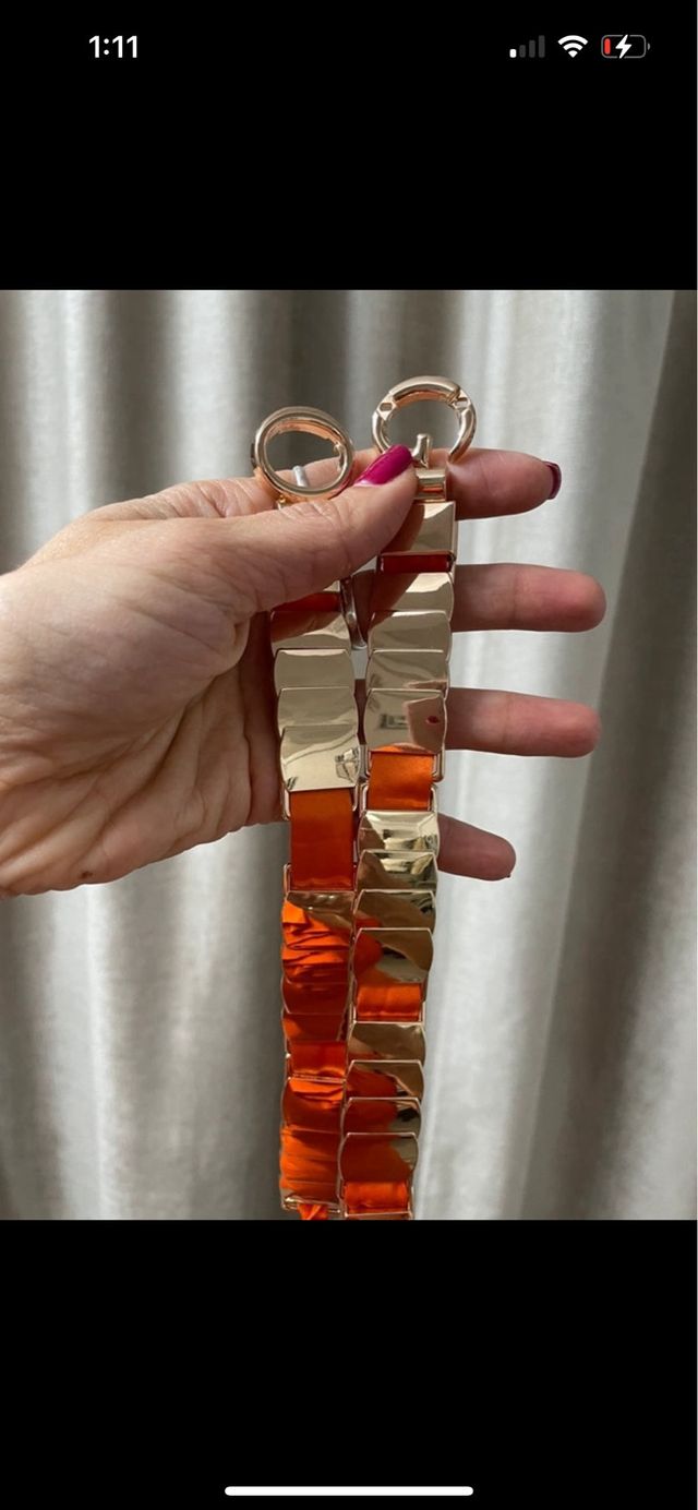 Vestido naranja asimétrico con volantes