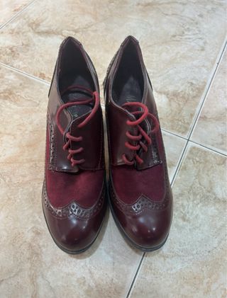 Zapatos de tacón burdeos