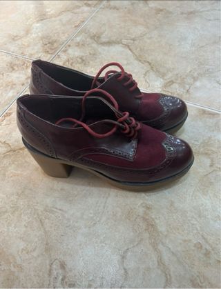 Zapatos de tacón burdeos