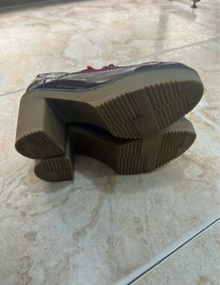 Zapatos de tacón burdeos
