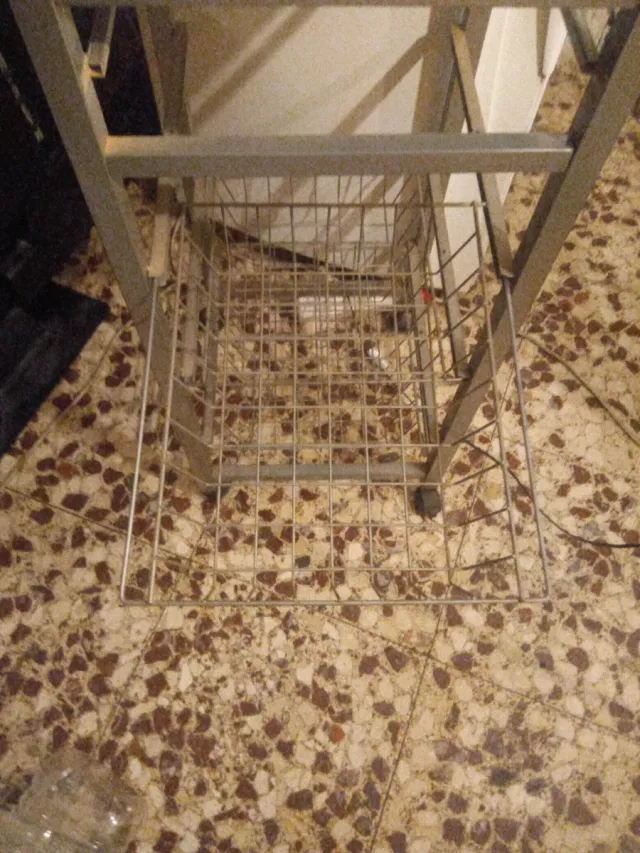 Estantería metálica con cestas