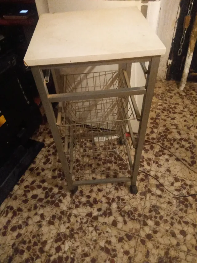 Estantería metálica con cestas