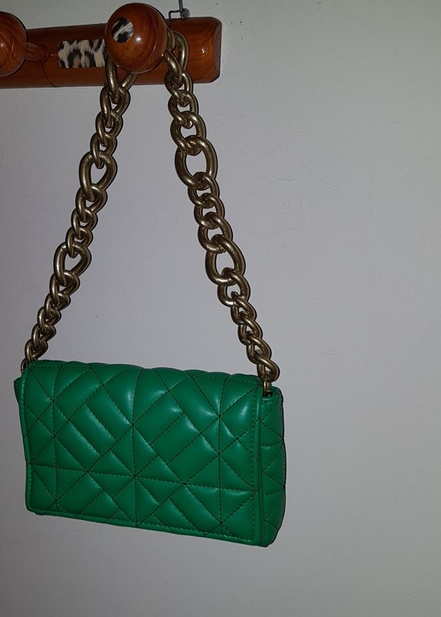 Bolso verde acolchado con cadena dorada