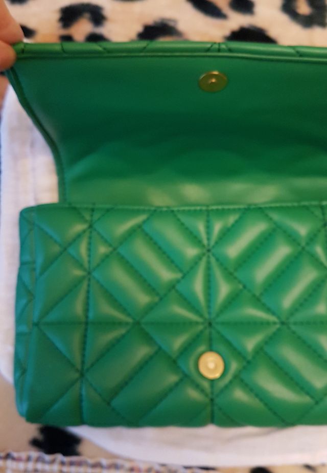 Bolso verde acolchado con cadena dorada
