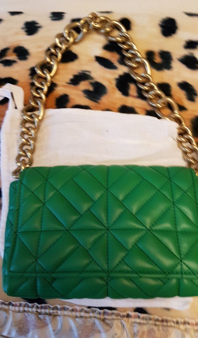 Bolso verde acolchado con cadena dorada