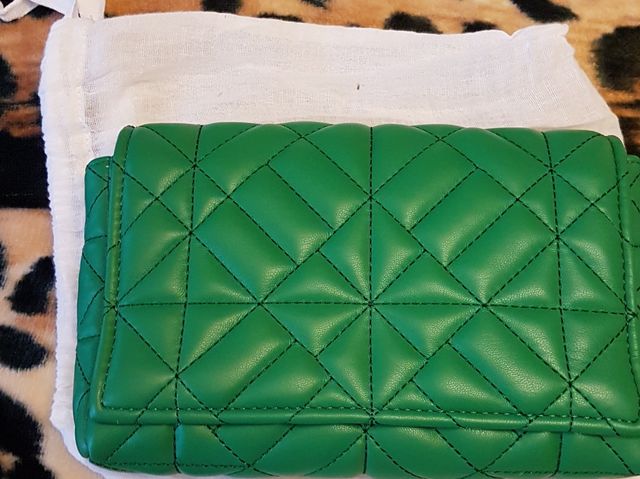 Bolso verde acolchado con cadena dorada