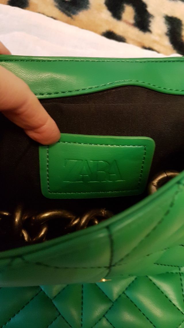 Bolso verde acolchado con cadena dorada