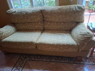 Divano e poltrona con stampa beige e crudo