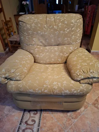 Divano e poltrona con stampa beige e crudo