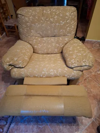 Divano e poltrona con stampa beige e crudo