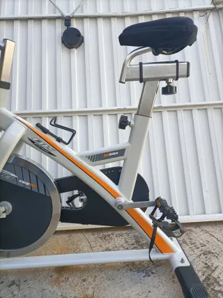 Bicicleta Spinning BH Jet Bike. No es de gimnasio.
