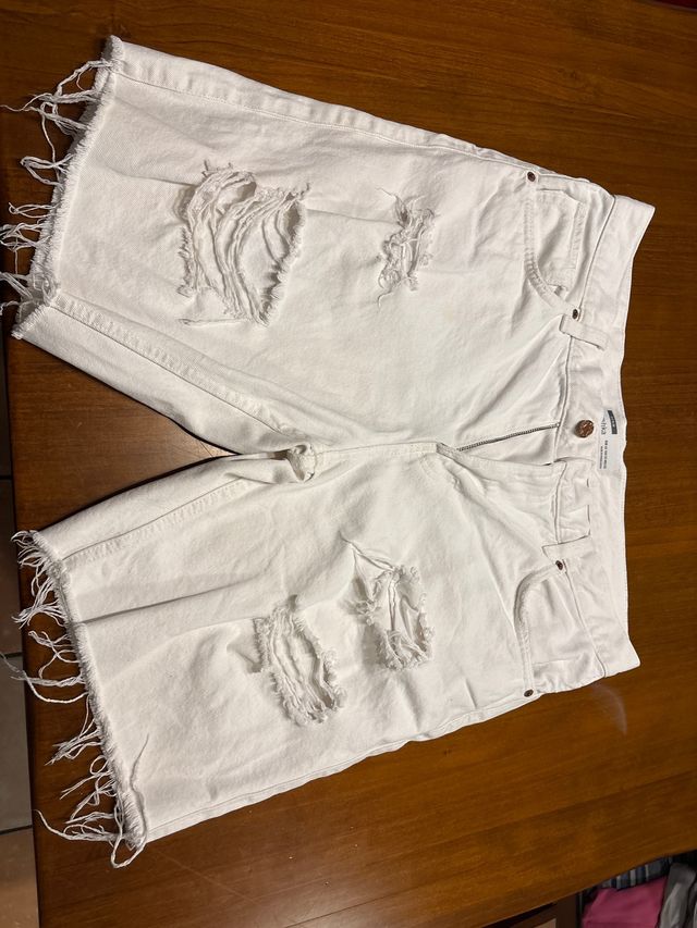 Bermudas Bershka blancas rotas