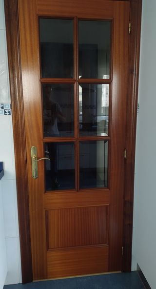 Puerta madera ciega y puerta cristal c/guarnición