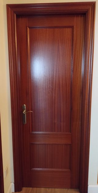 Puerta madera ciega y puerta cristal c/guarnición